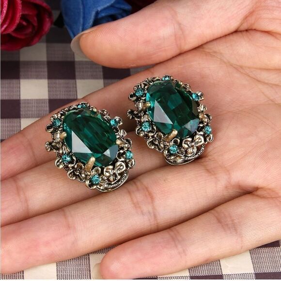 Antique Yellow Gold with Emerald Green Austrian Crystal Cameo Clip On Earrings - Picture 3 of 5